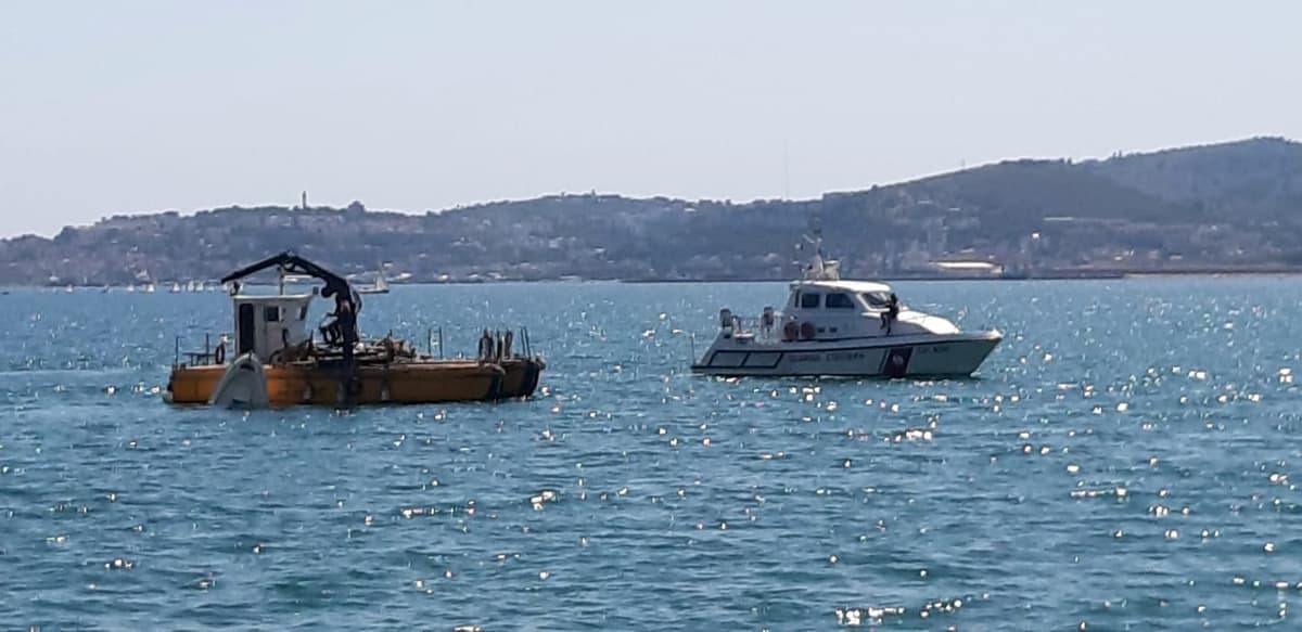 GUARDIA COSTIERA INTERVIENE A VINDICIO E RECUPERA UNA BARCA AFFONDATA, INCOLUMI QUATTRO GIOVANI