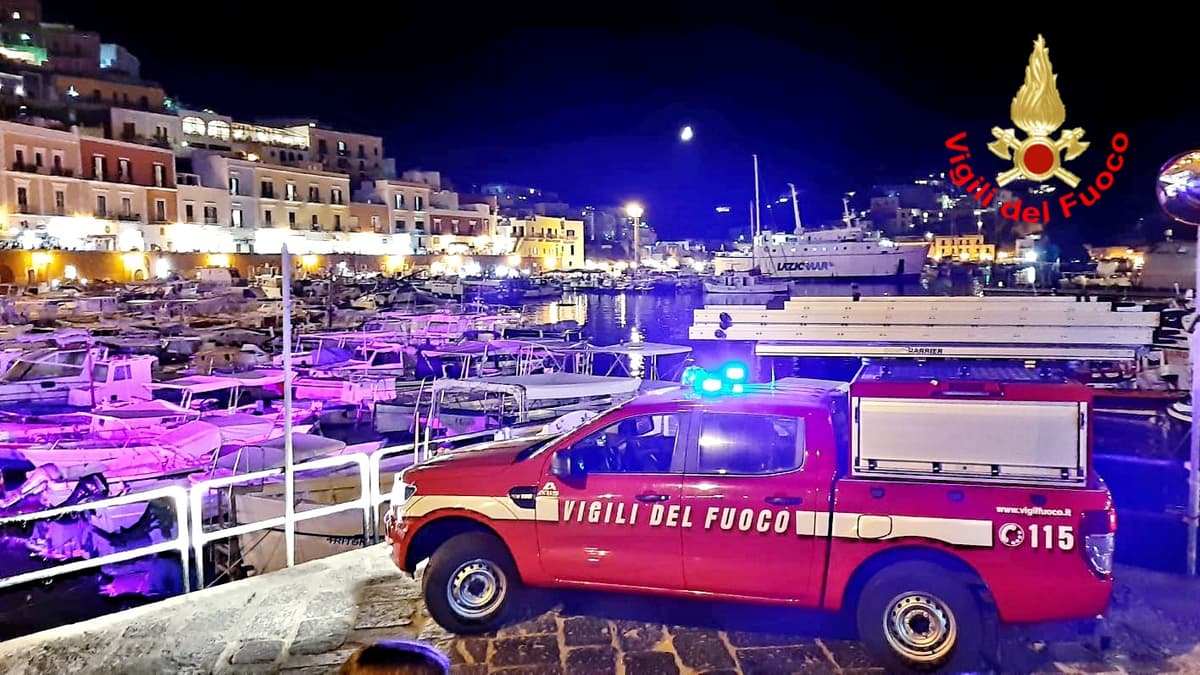 PONZA: I VIGILI DEL FUOCO INTERVENGONO PER UN INCENDIO IN CORSO UMBERTO I