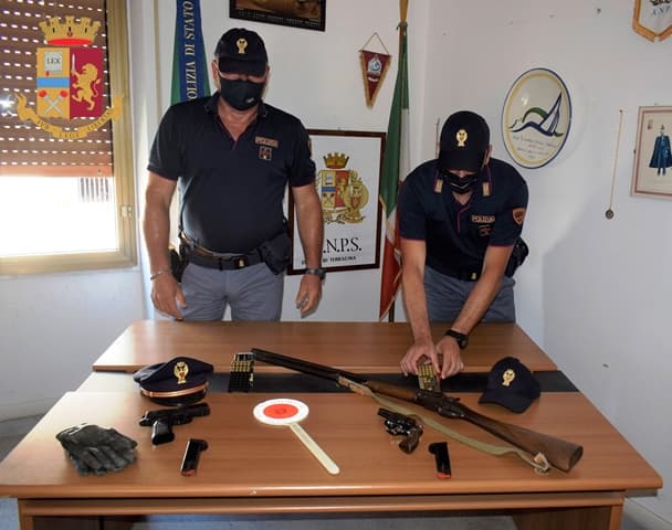 ESASPERATO DAGLI SCHIAMAZZI, ESCE IN STRADA MOSTRANDO UNA PISTOLA E VIENE DENUNCIATO DALLA POLIZIA