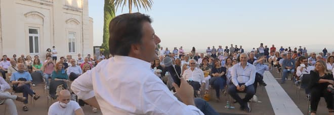 SCAURI ACCOGLIE CON CALORE MATTEO RENZI