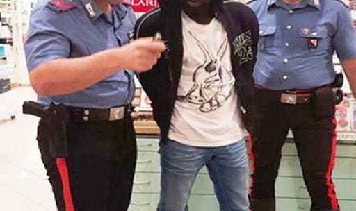 FONDI - PUSHER ARRESTATO MENTRE SPACCIA COCAINA