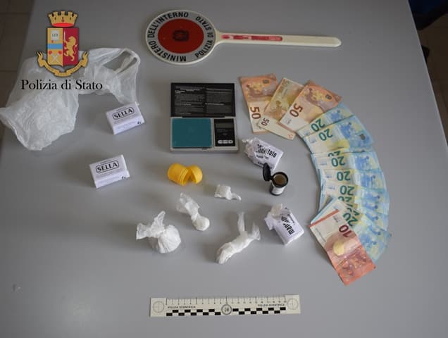 FONDI: AGLI ARRESTI DOMICILIARI CONTINUAVA A SPACCIARE, ARRESTATO