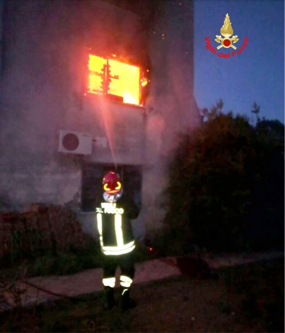 MINTURNO: INCENDIO IN UN EDIFICIO, TEMPESTIVO L'INTERVENTO DEI VIGILI DEL FUOCO E I CARABINIERI INDAGANO