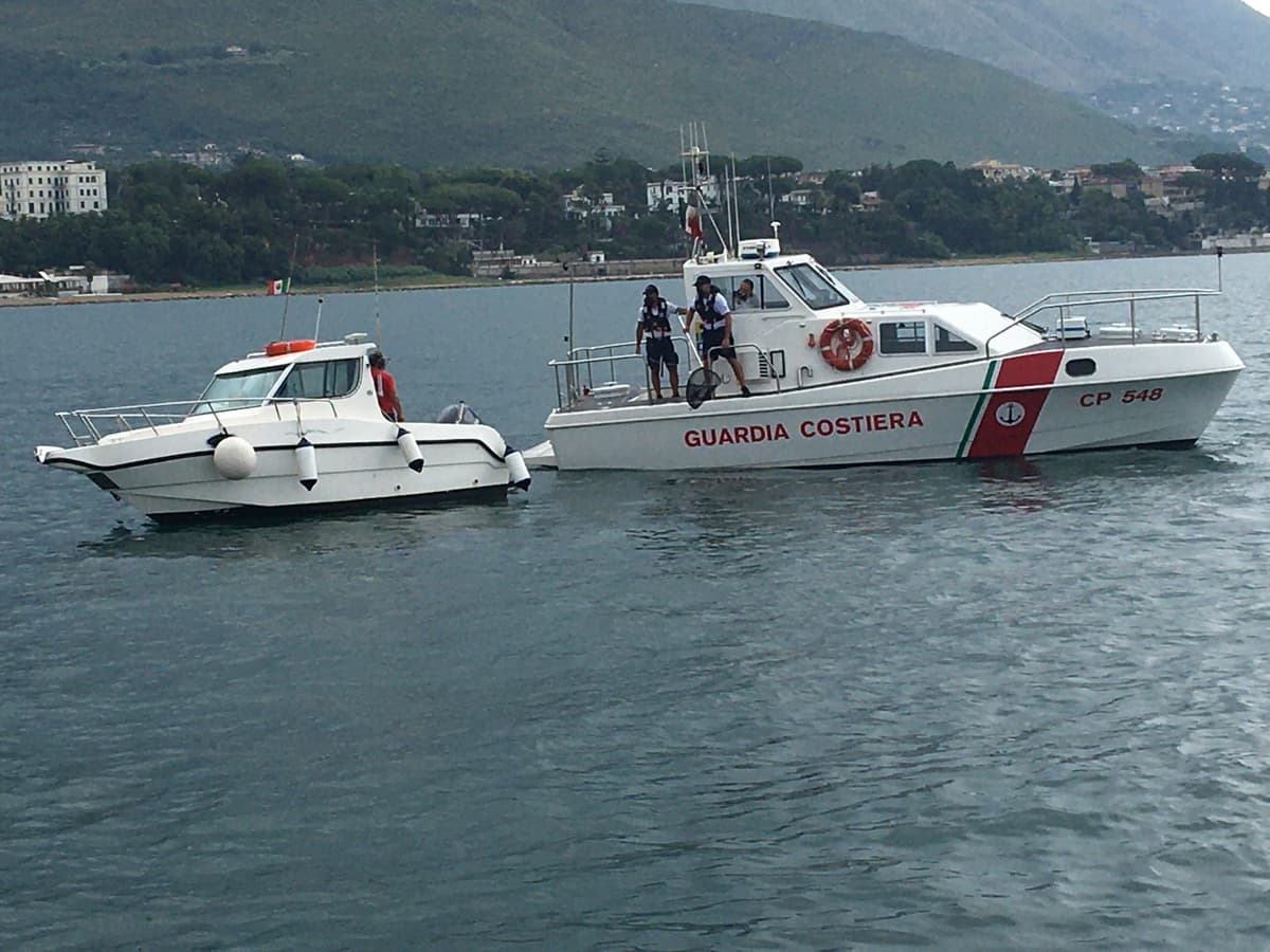 GUARDIA COSTIERA IMPEGNATA NEL FAR RISPETTARE LE ORDINANZE DEL MARE E NELL'ASSISTERE I DIPORTISTI