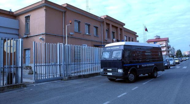 PRESENTARSI ARMATO DI PISTOLA IN CASA ALTRUI PER RISCUOTERE UN CREDITO, ARRESTATO VENTOTTENNE