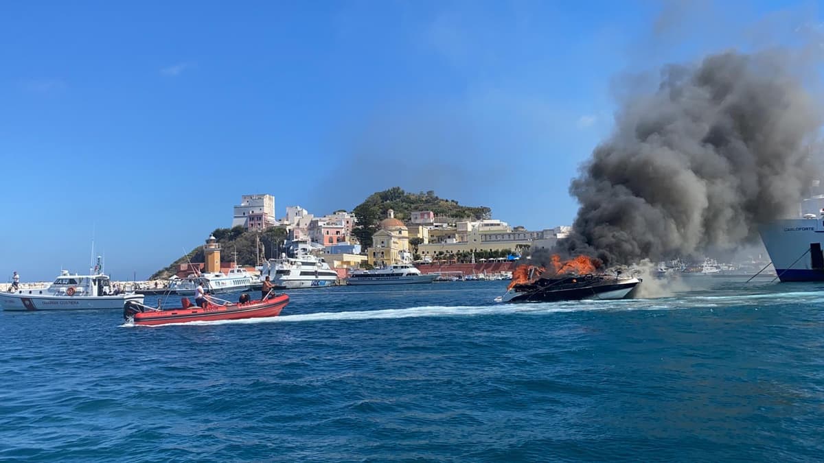 PONZA: I MILITARI DEL MARE INTERVENGONO TEMPESTIVI PER UN NATANTE IN FIAMME NEL PORTO