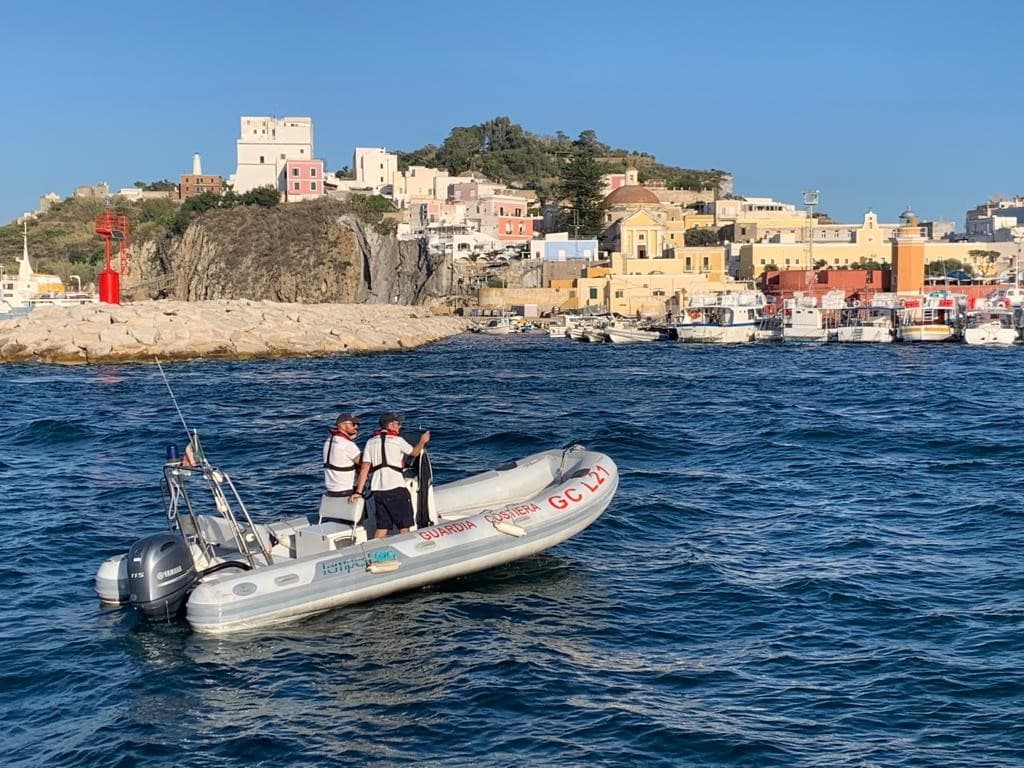 PONZA E VENTOTENE: LA GUARDIA COSTIERA IMPEGNATA A TUTTO CAMPO CON L'OPERAZIONE MARE SICURO 2020