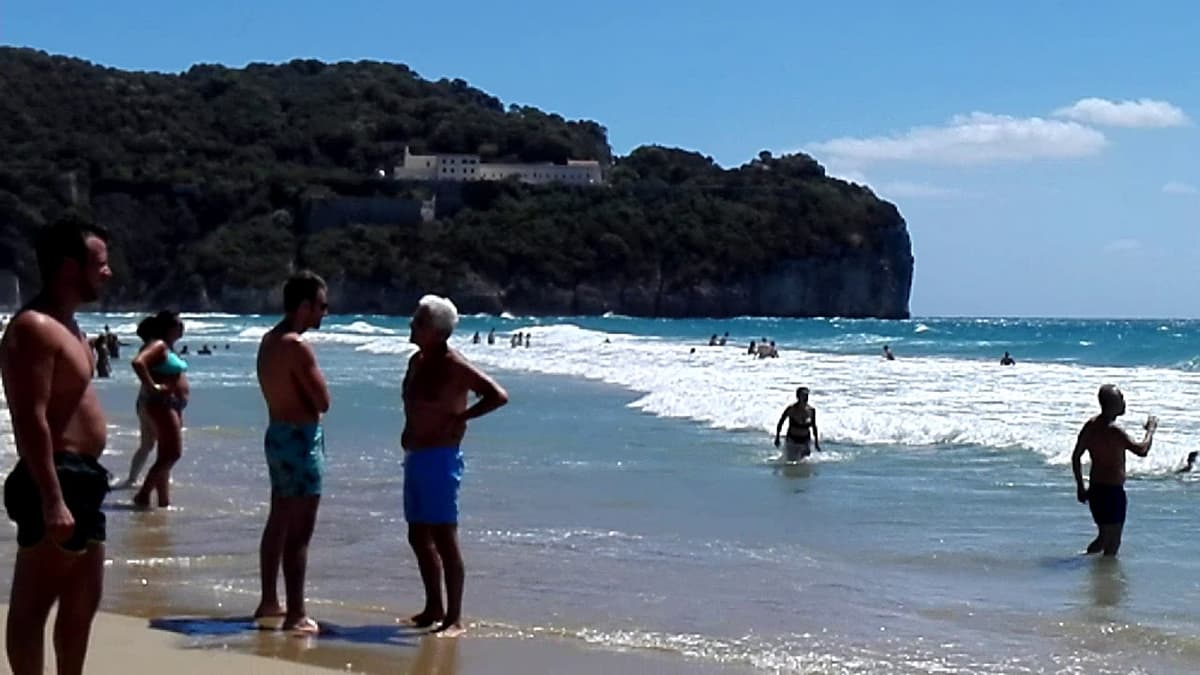 GAETA: ANGELI DEL MARE SALVANO LA VITA A QUATTRO RAGAZZI CHE STANNO ANNEGANDO NELLE ACQUE ANTISTANTI PLAYA CALIENTE A SANT'AGOSTINO