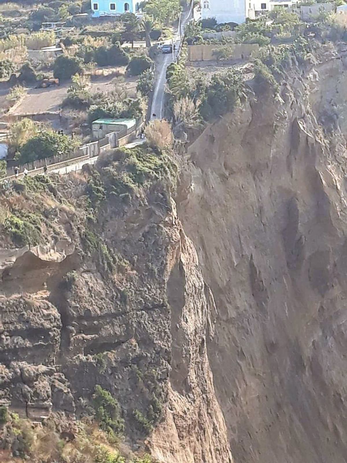 FRANA DI MIGLIAIA DI TONNELLATE A VENTOTENE
