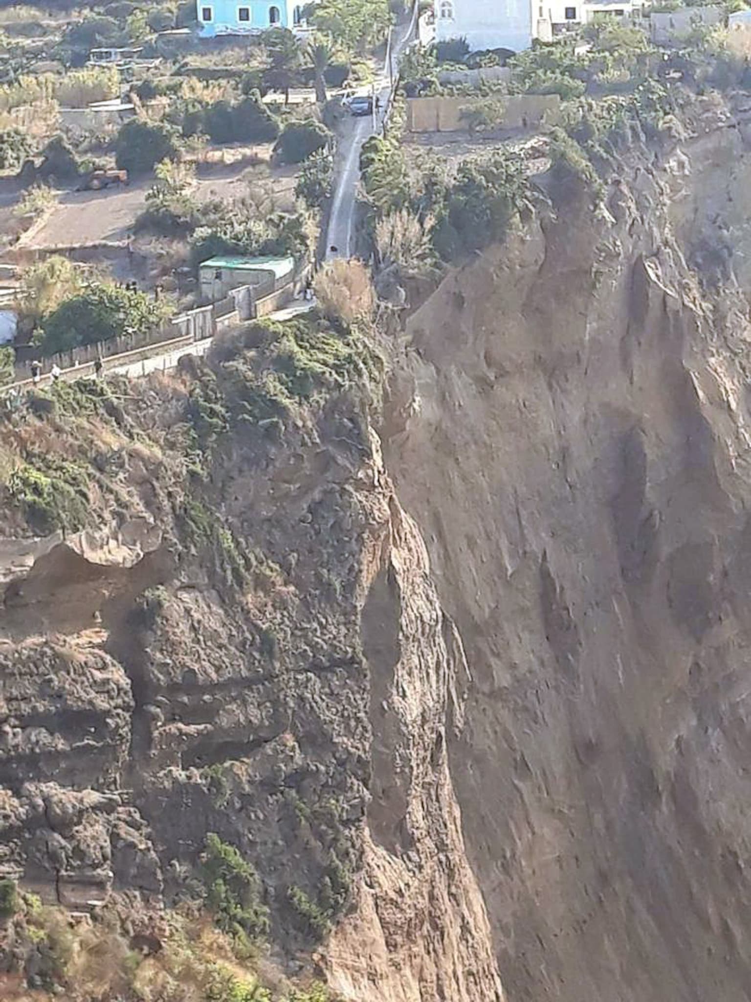 FRANA DI MIGLIAIA DI TONNELLATE A VENTOTENE