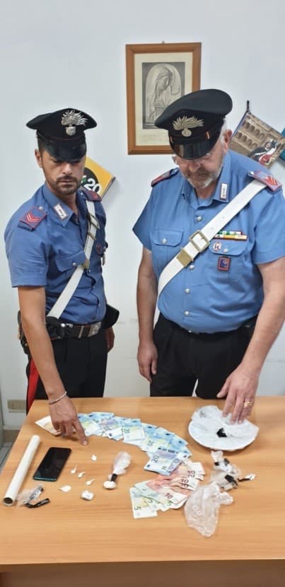 SCAURI: I CARABINIERI BECCANO IN VIA STARZETTA UN PUSHER TRENTASETTENNE DI GAETA