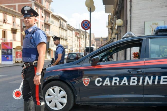 Abbandona la figlia minorenne in auto. Marocchino nei guai