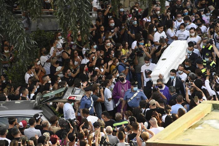 ORA BASTA ODIO: L'APPELLO DI DON MAURIZIO PATRICIELLO ALLE ESEQUIE DELLA GIOVANE MARIA PAOLA