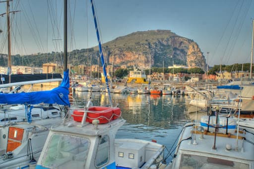 IN DUE AFFITTANO UNO YACHT CON BONIFICO FALSO E POI NON RESTITUISCONO IL NATANTE