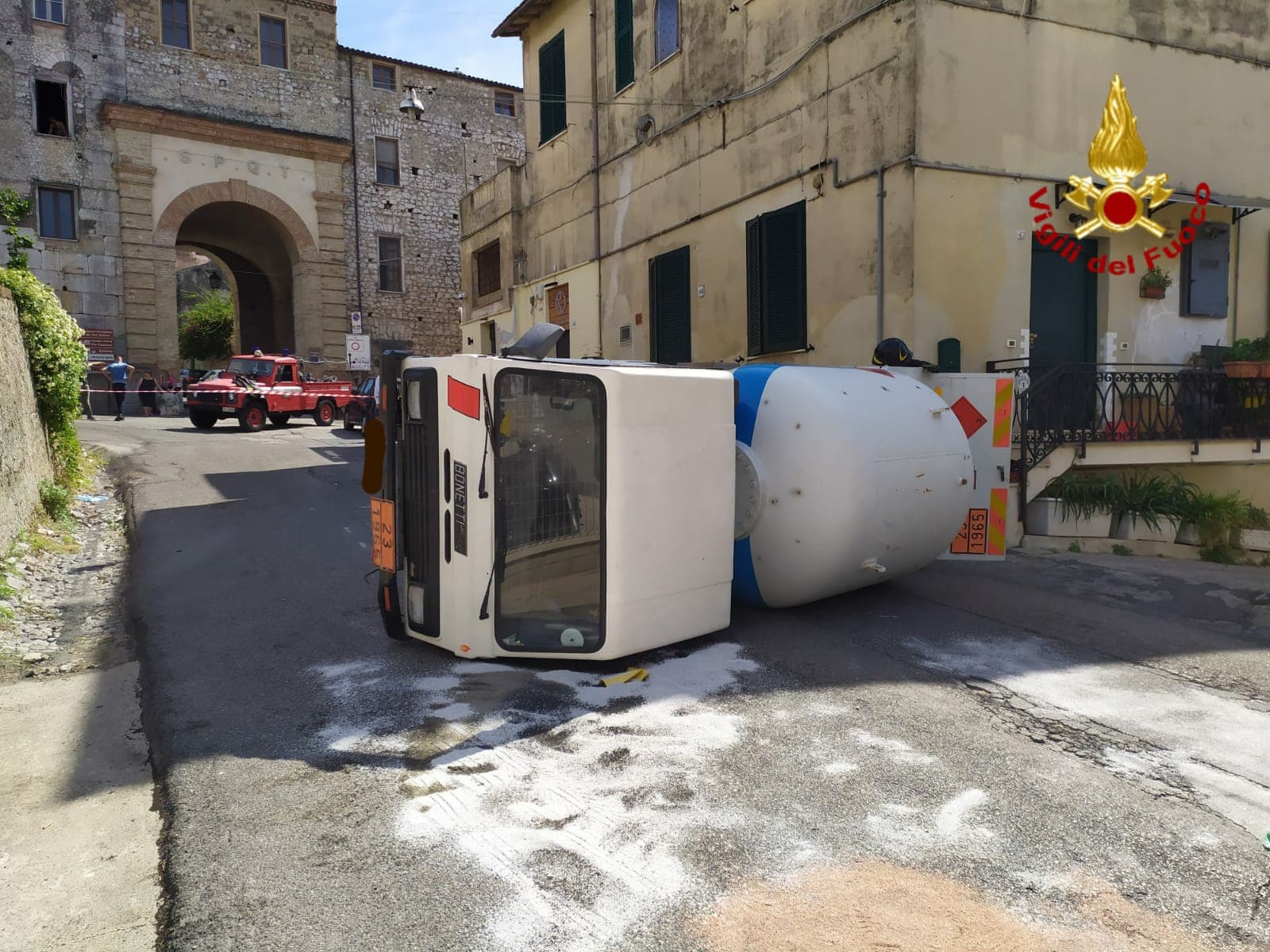 SI RIBALTA AUTOCISTERNA CON 2500 LITRI DI GPL, INTERVENGONO DA ROMA I VIGILI DEL FUOCO DEL NUCLEARE BIOLOGICO CHIMICO RADIOLOGICO