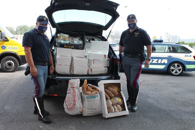 POLSTRADA SEQUESTRA AUTO SENZA RCA E MERCE ALIMENTARE TRASPORTATA SENZA PRECAUZIONI DIRETTA A ROMA