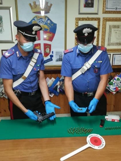 FONDI: CINQUANTUNENNE DETENEVA ARMI E MUNIZIONI ILLEGALMENTE, ARRESTATO DAI CARABINIERI