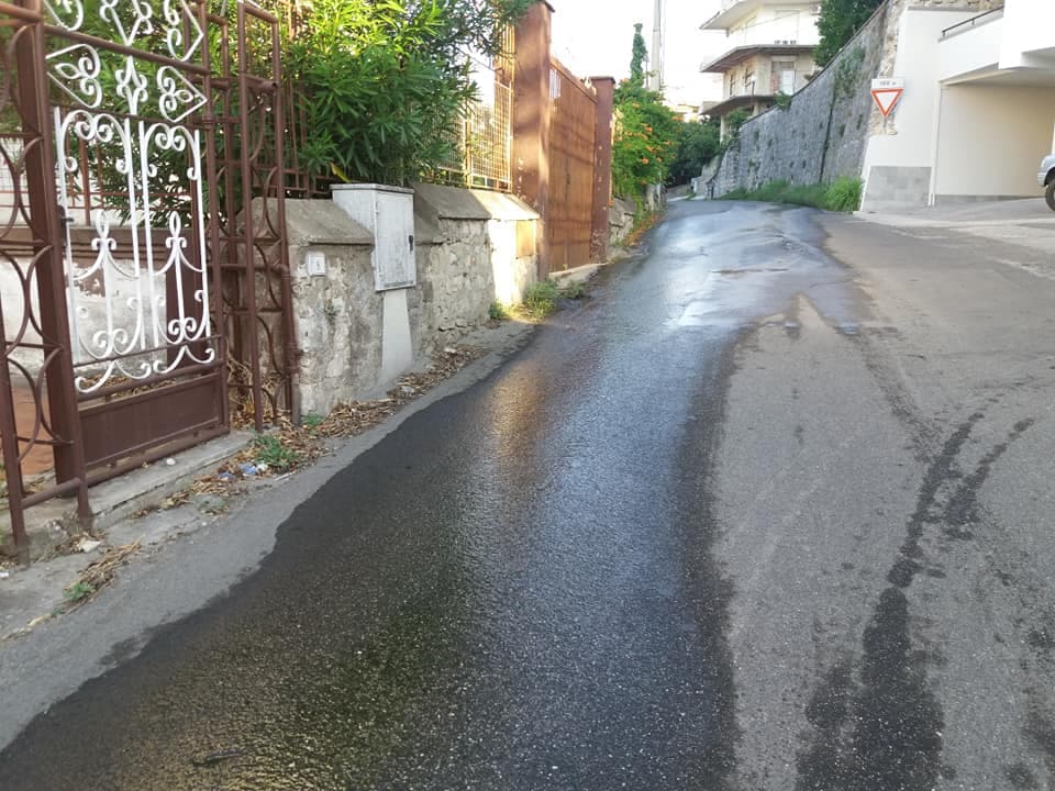 CASTELFORTE: DA VENTI GIORNI COSTANTE PERDITA D'ACQUA IN VIA MARTIRI D'UNGHERIA