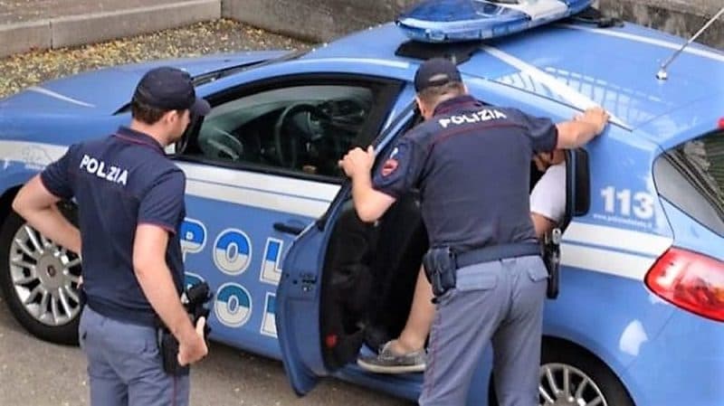 VENTIDUENNE EVADE DAI DOMICILIARI E RAPINA AL BANCOMAT UN COETANEO CON VIOLENZA INAUDITA, PRESO DALLA POLIZIA NASCOSTO NELLA SUA CASA