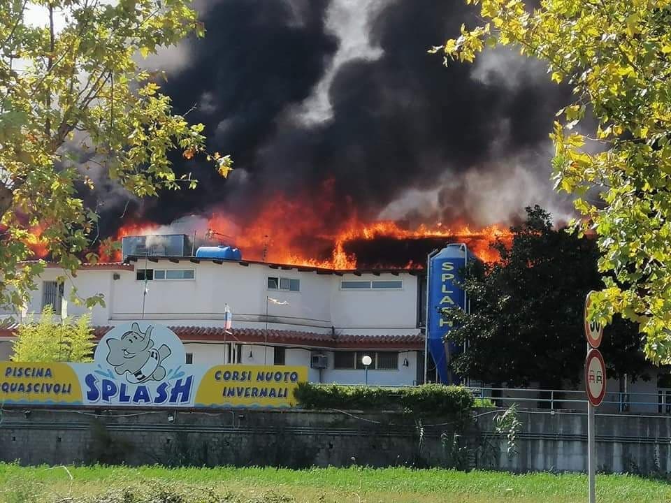SPIGNO SATURNIA, IN FIAMME IL CENTRO SPORTIVO ACQUATICO "ACQUASPLASH"