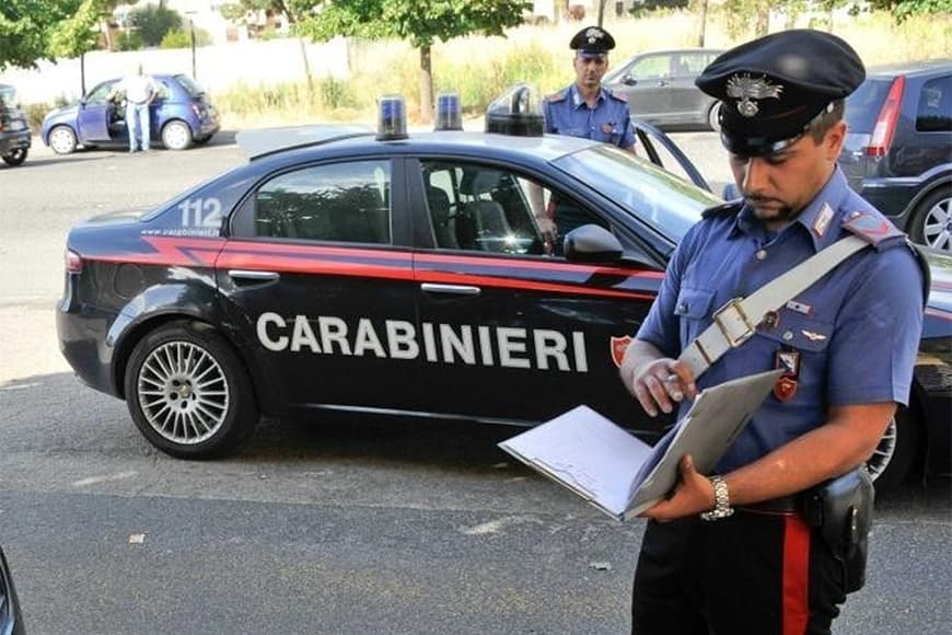FONDI: UNA COPPIA RUBA IN UN SUPERMERCATO E MINACCIA IL PERSONALE IMPUGNANDO DELLE SIRINGHE