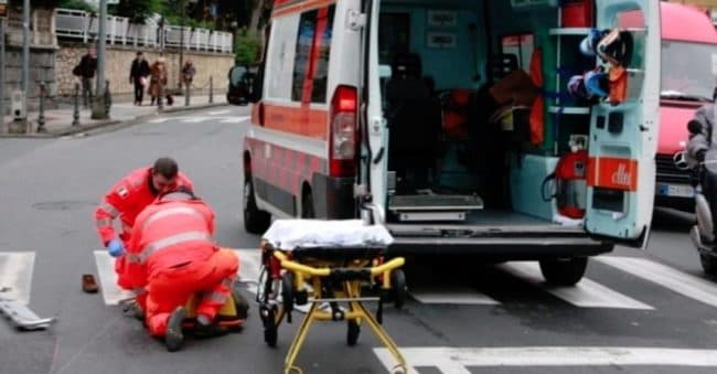 UNA DONNA INVESTE ANZIANA CHE ATTRAVERSA SULLE STRISCE PEDONALI PERCHE' DISTRATTA DALL'USO DEL CELLULARE