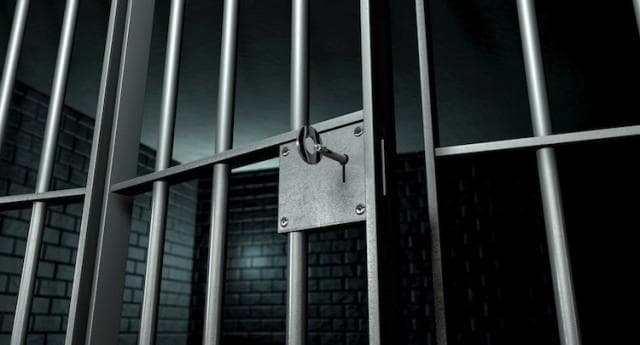 DUE DONNE AGGREDISCONO PER FUTILI MOTIVI UN ROMANO E A COLTELLATE LO COLPISCONO IN ORGANI VITALI, ARRESTATE DAI CARABINIERI