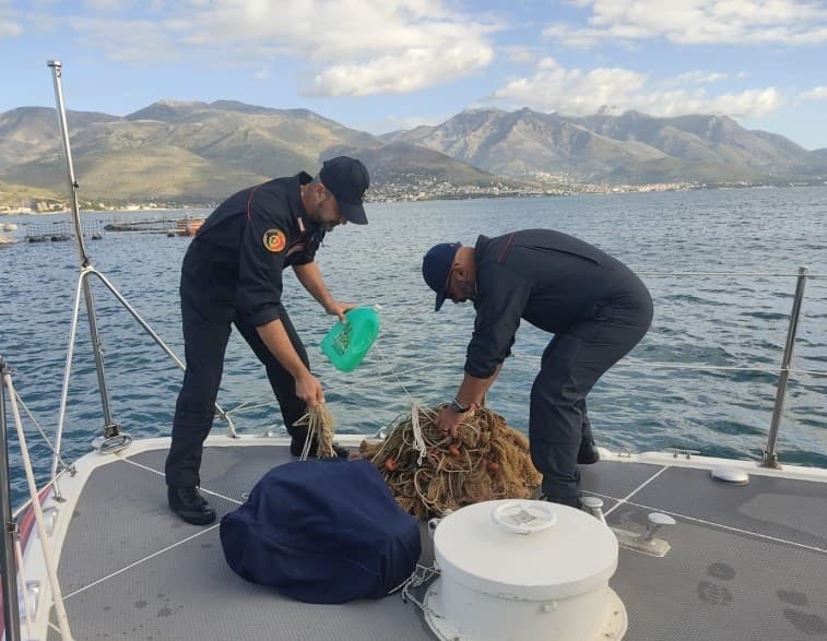GAETA: I CARABINIERI SEQUESTRANO RETE DA PESCA SOMMERSA DI 200 METRI NON SEGNALATA