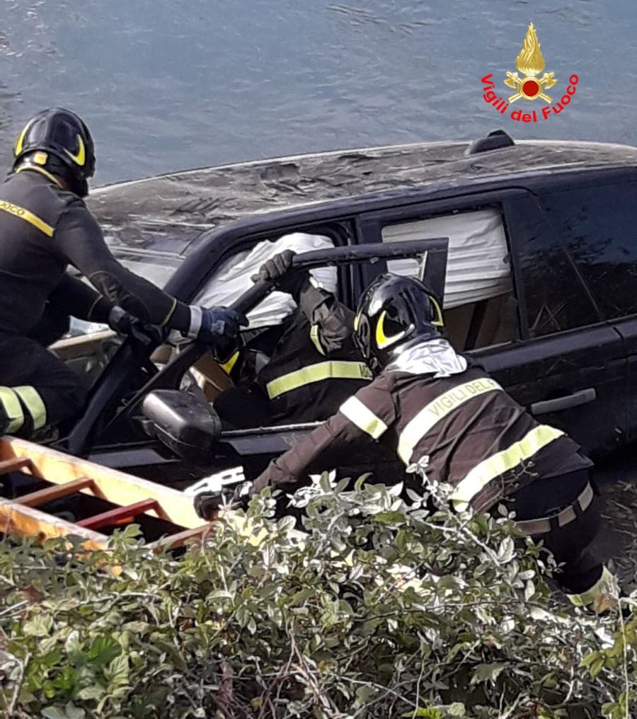 VIGILI DEL FUOCO: INCIDENTE SULLA VIA APPIA KM.96 TRA DUE AUTO, UNA FINISCE SUL CIGLIO DEL CANALE