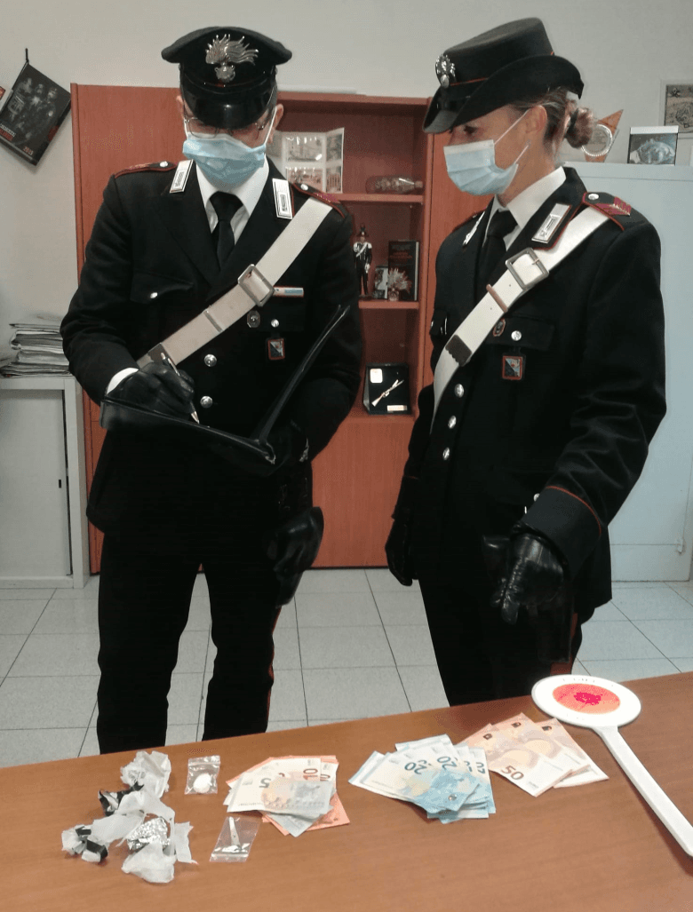SCAURI: ARRESTATO POICHE' SORPRESO DAI CARABINIERI A CEDERE COCAINA A UN GAETANO