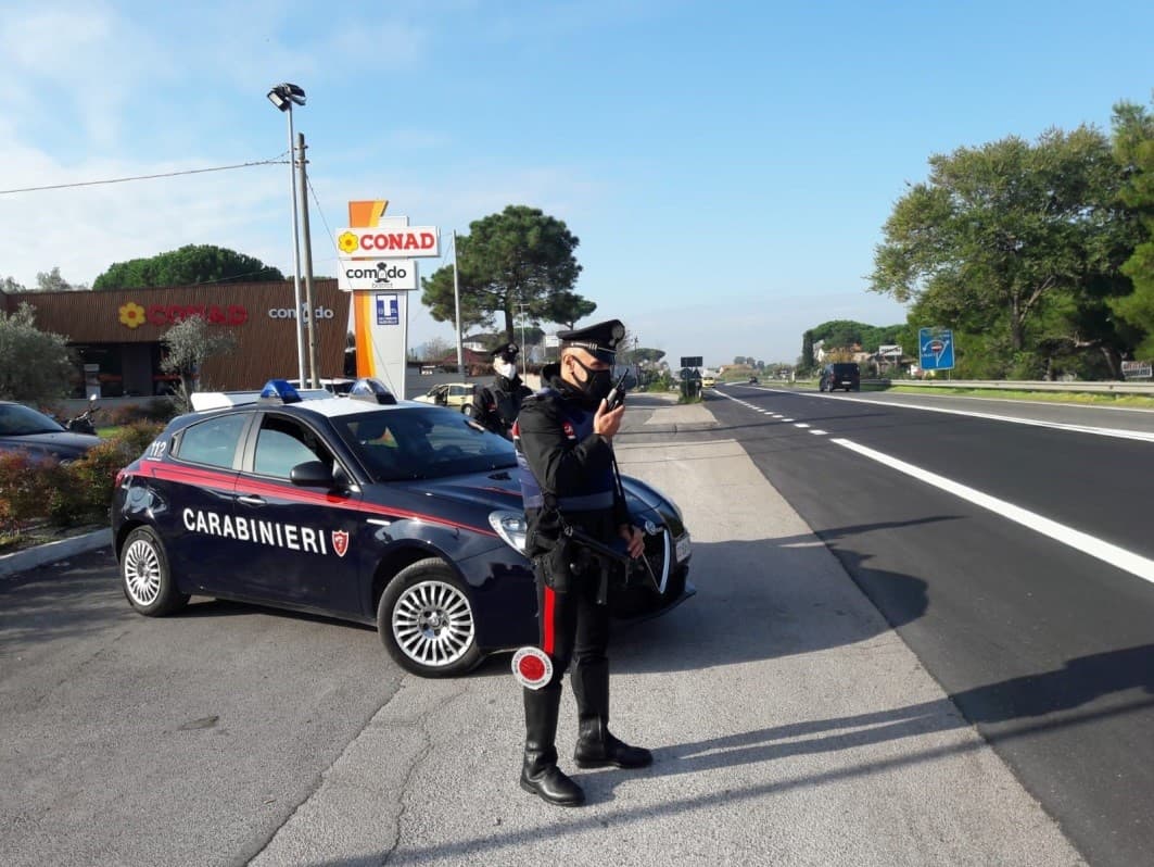 Conducente ubriaco finisce con l'auto all'interno di un terreno agricolo, i Carabinieri intervengono