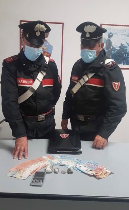 CARABINIERI FORMIA ARRESTANO DICIOTTENNE PER SPACCIO E SEGNALANO TUNISINO IN POSSESSO DI DROGA