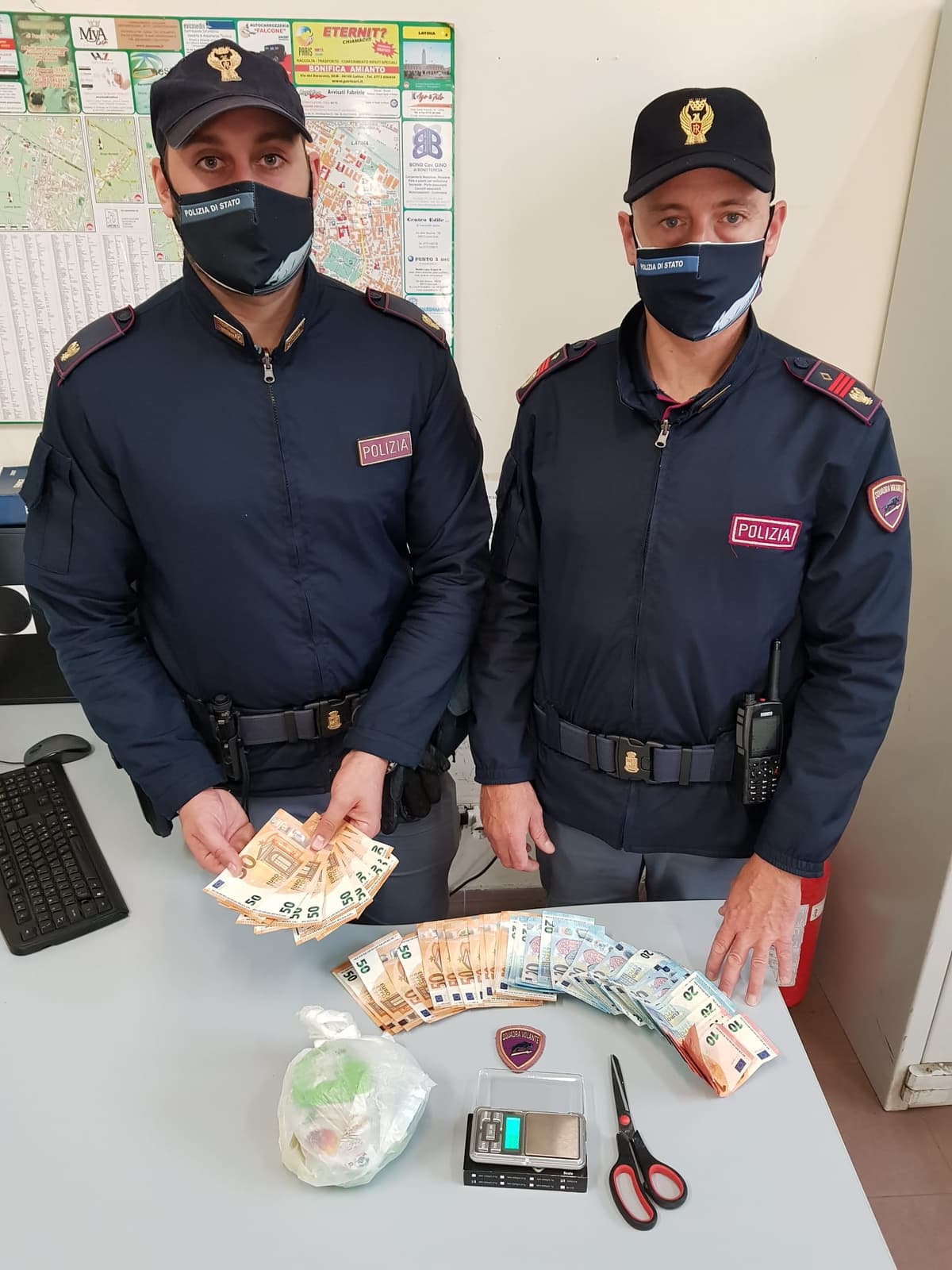 POLIZIA STRINGE IN UNA MORSA QUARTIERE NOTO PER SPACCIO DI STUPEFACENTI E ARRESTA VENTENNE