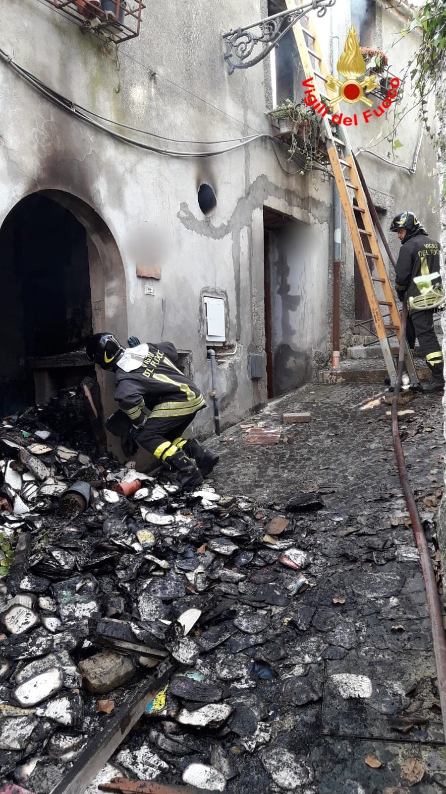 MARANOLA: INCENDIO NELLE VIUZZE A PALAZZO DI DUE PIANI SGOMBRATO DAI VIGILI DEL FUOCO