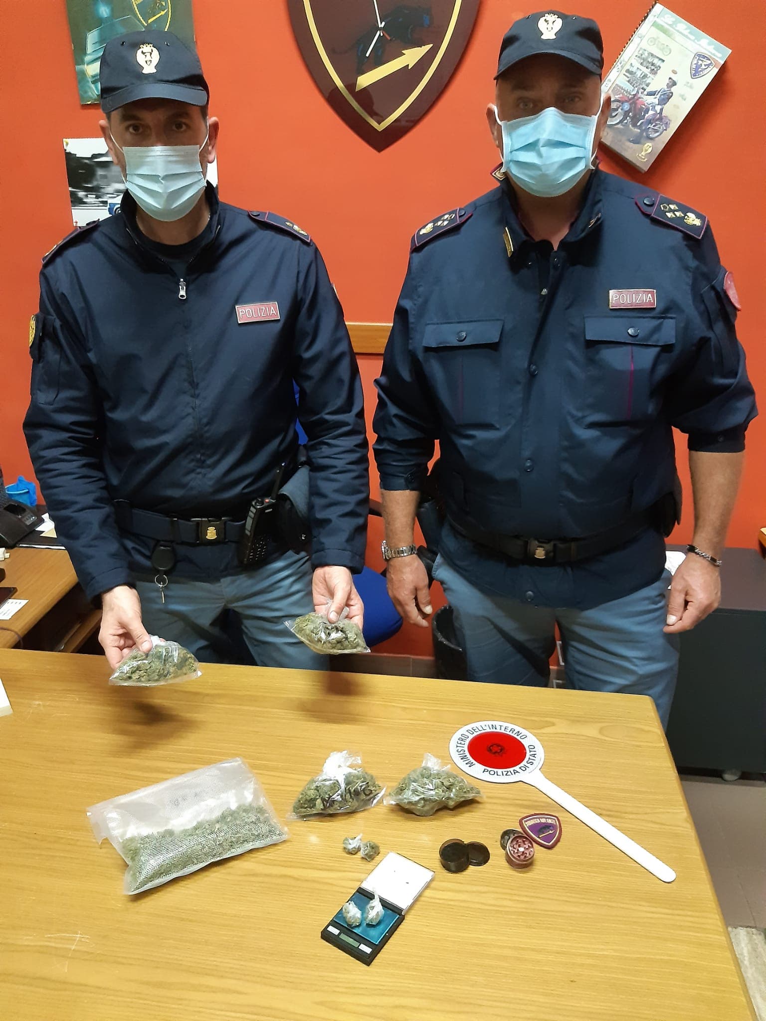 MADRE ESASPERATA CHIAMA LA POLIZIA PER FIGLIO INCENSURATO SPACCIATORE DI DROGA