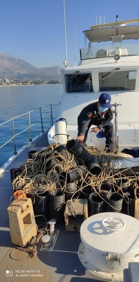 MOTOVEDETTA CARABINIERI NELLE ACQUE DI GIANOLA SEQUESTRA UNA RETE DA 500 METRI