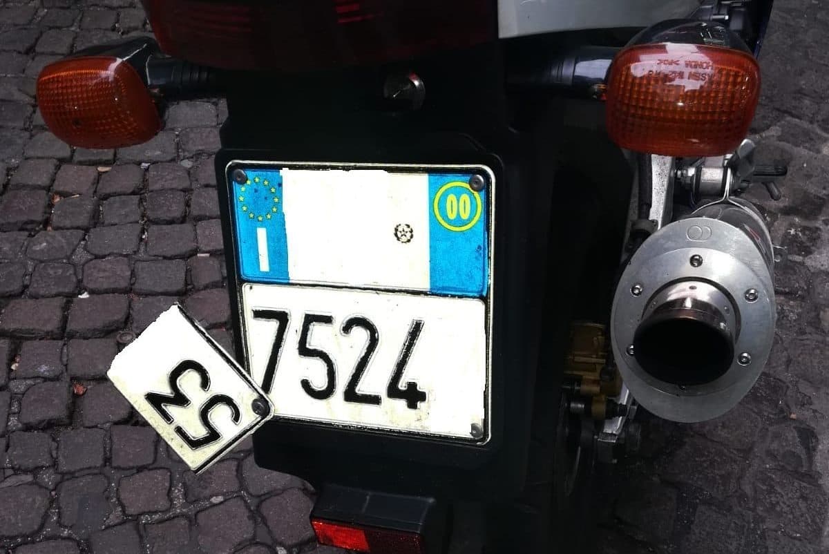 GAETA - MOTOVEICOLO CIRCOLANTE CON TARGA CONTRAFFATTA. DISPOSTO IL SEQUESTRO