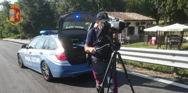 Polizia: sulla Pontina auto a 155 km/h, ritiro patente con 10 punti detratti e 847 euro di multa