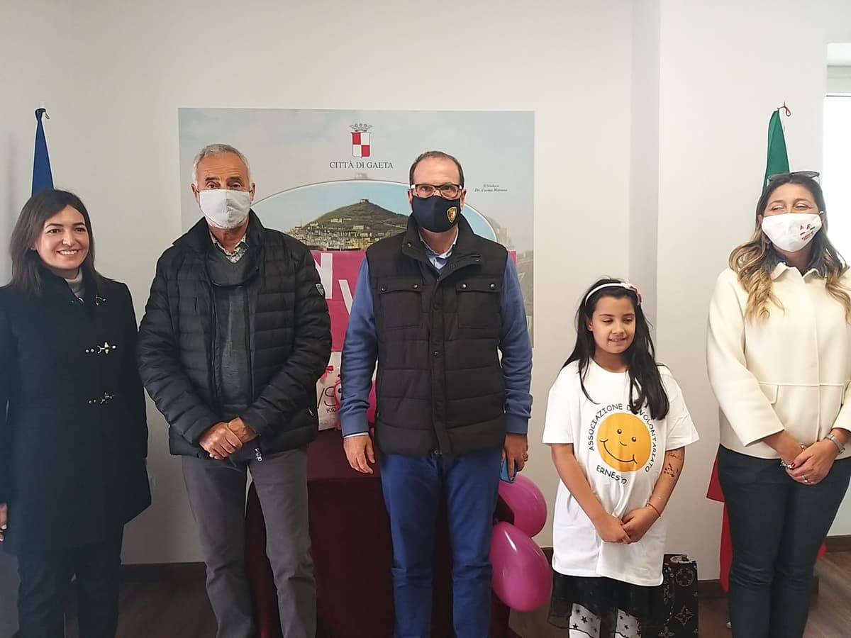 GAETA DA IL BENVENUTO ALLA PICCOLA ROSA BLAkA ADOTTATA DA UNA FAMIGLIA GAETANA