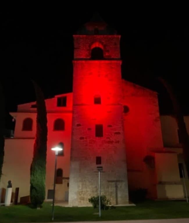 NO ALLA VIOLENZA SULLE DONNE: A FONDI I MONUMENTI SI ILLUMINANO DI ROSSO