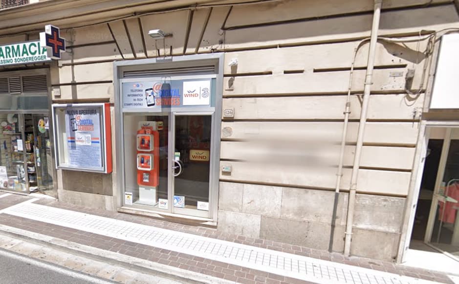 FORMIA - ENTRANO DALLA VETRINA DEL NEGOZIO PER RUBARE I TELEFONI CELLULARI