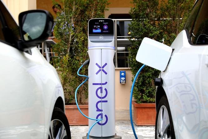 ITRI - INSTALLATE TRE COLONNINE DI RICARICA PER VEICOLI ELETTRICI