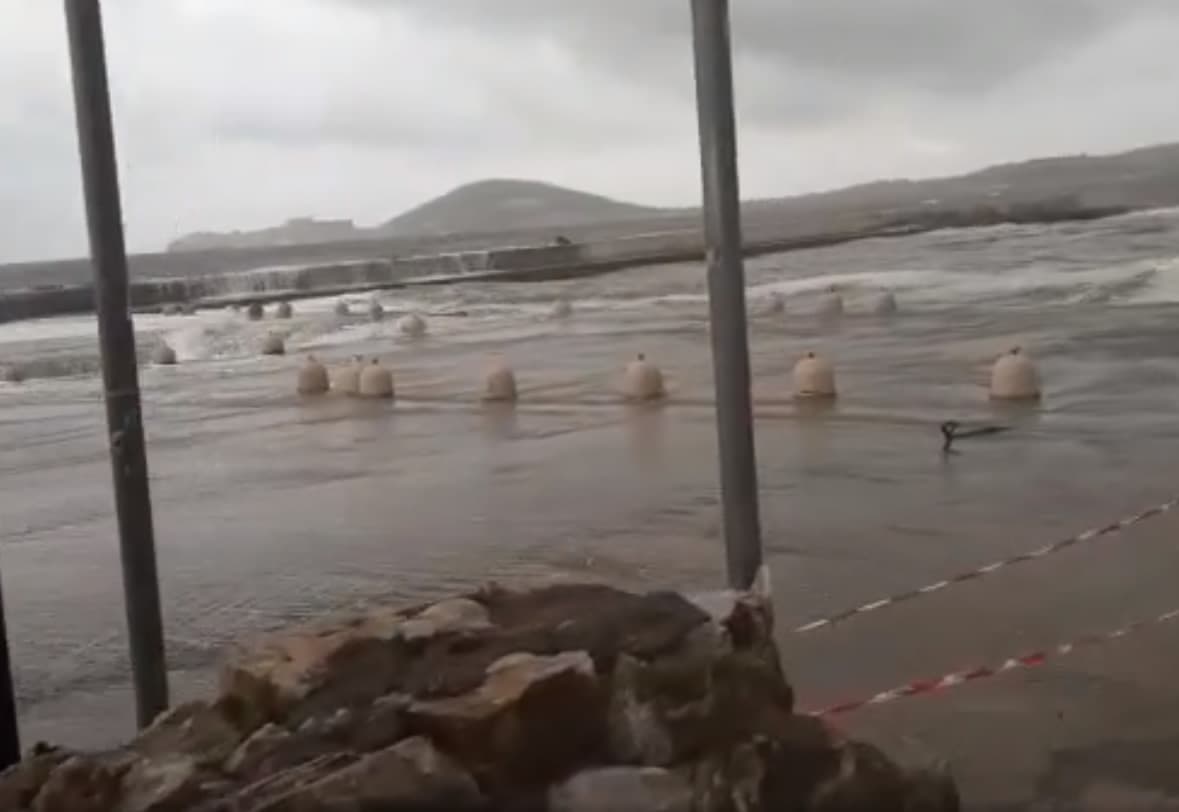 FORMIA/VIDEO - IL MARE INVADE IL PARCHEGGIO DEL PORTICCIOLO CAPOSELE