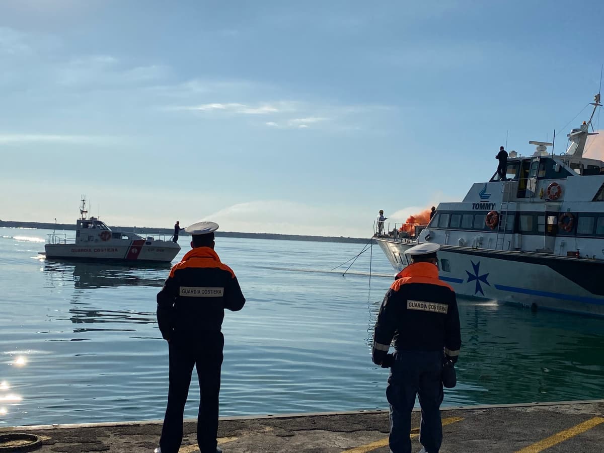 PORTO DI FORMIA: FIAMME A BORDO ALISCAFO TOMMY, MA E' UN'ESERCITAZIONE ANTINCENDIO