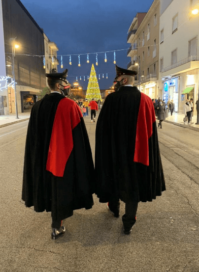 A GAETA E A LATINA CARABINIERI APPIEDATI PER LE STRADE CON LA STORICA MANTELLA DELL'ARMA