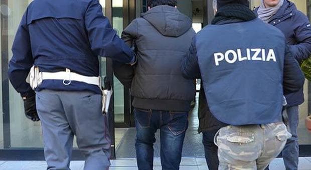 PLURIPREGIUDICATO EVADEVA DAI DOMICILIARI PER RUBARE SEMPRE NELLO STESSO ESERCIZIO