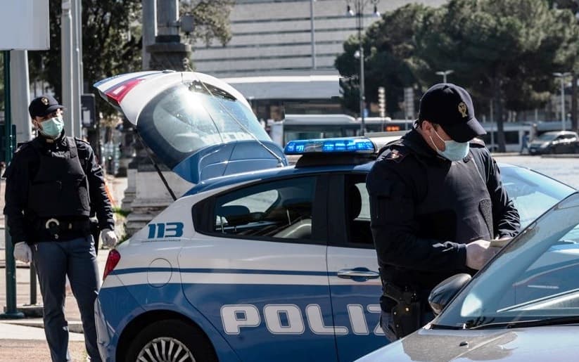 DIGOS INDIVIDUA FUORI DAL CARCERE QUATTRO DONNE CHE SPARANO FUOCHI PIROTECNICI IN ONORE DEI CARCERATI