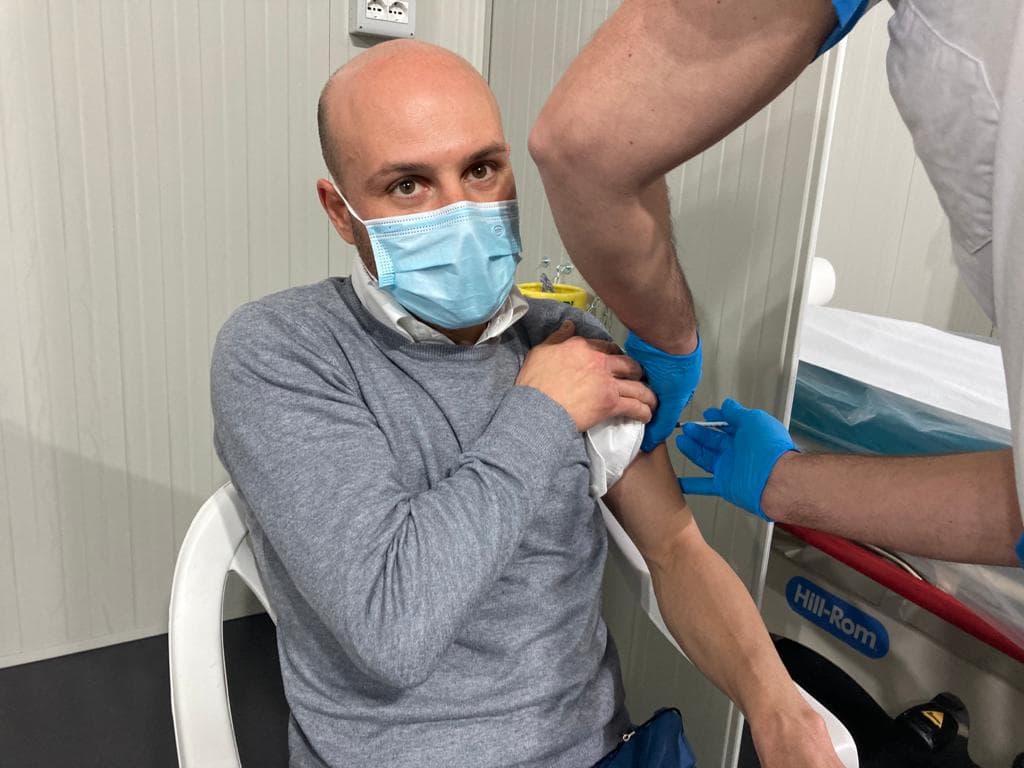 FONDI - IL PRIMO VACCINATO E' FABRIZIO TURCHETTA