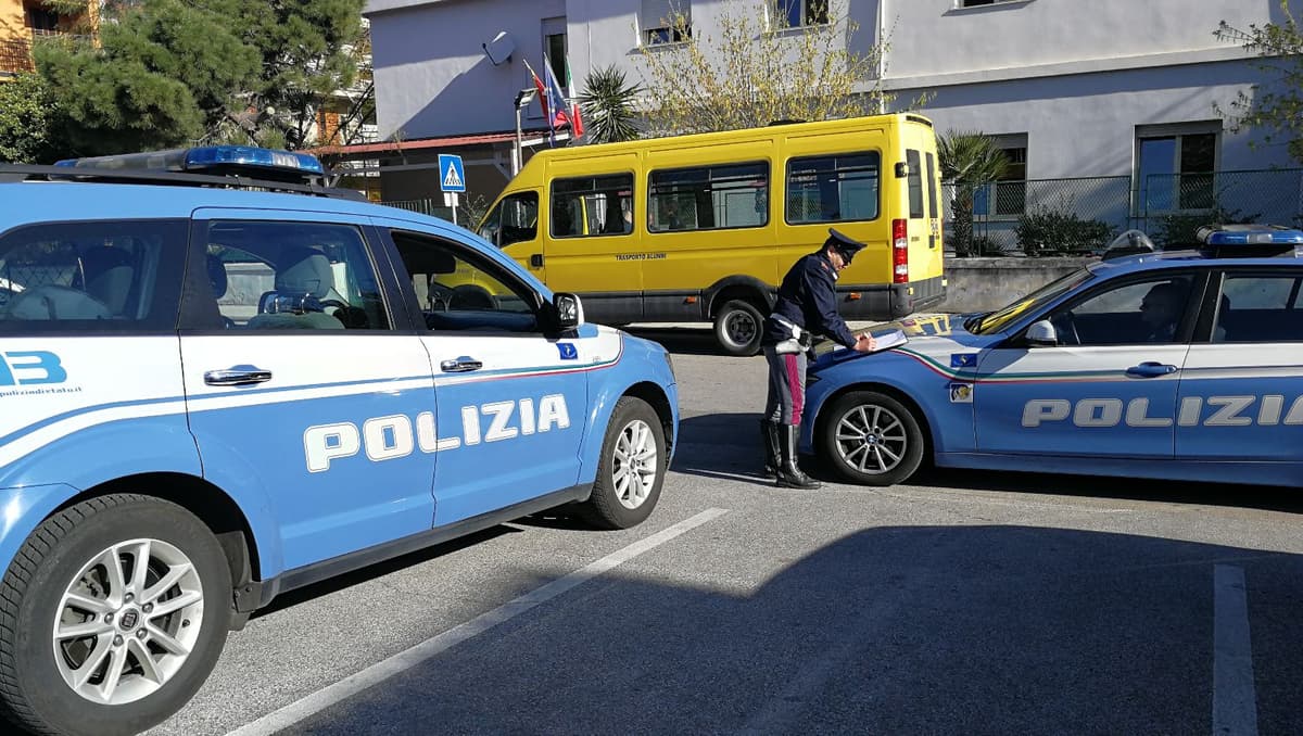POLIZIA STRADALE FERMA PER CONTROLLI E SANZIONA UNO SCUOLA BUS SUI MONTI LEPINI