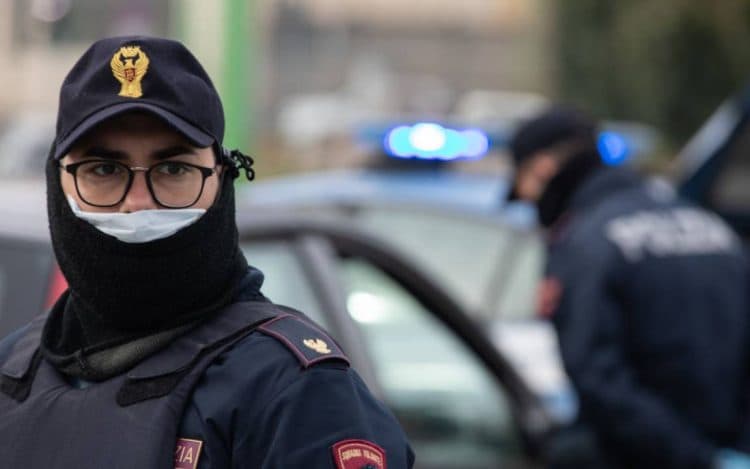 Polizia: Indiano 39enne violento aggredisce su bus di linea conducente, passeggeri e poliziotti